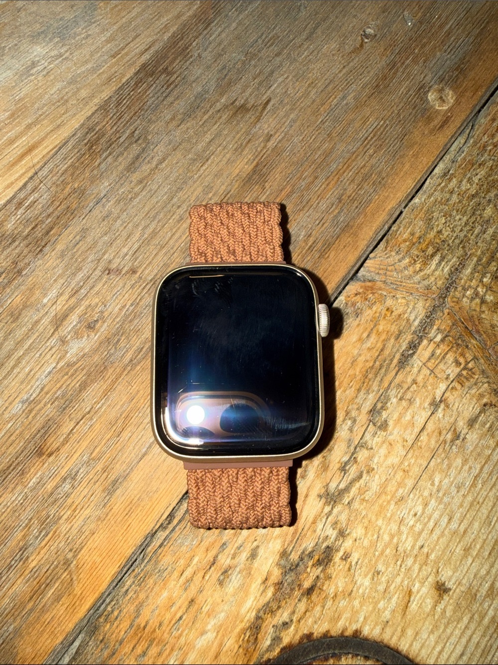 44mm Apple Watch SE (2023) GPS with tan braided strap in excellent condition - Picture 2 of 5